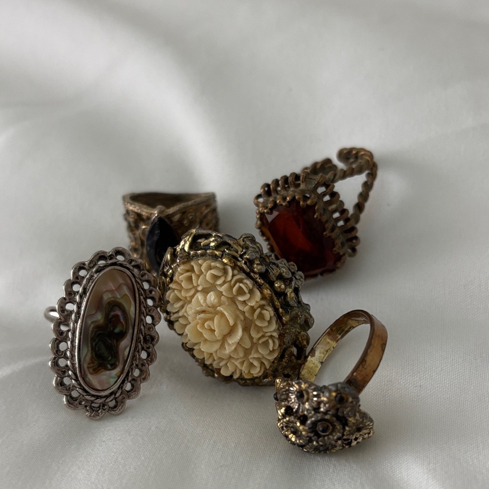 Vintage-adjustable 4 rings  and black stone ring is approx size 5 and non adjust